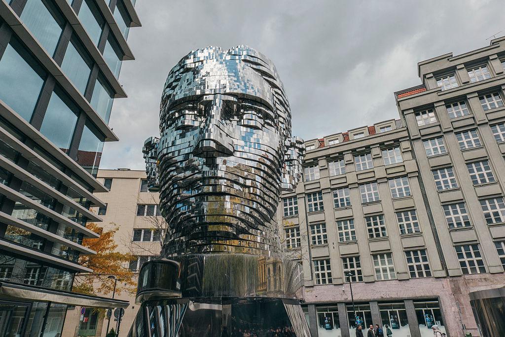 Monumento contemporâneo em homenagem a Franz Kafka em Praga