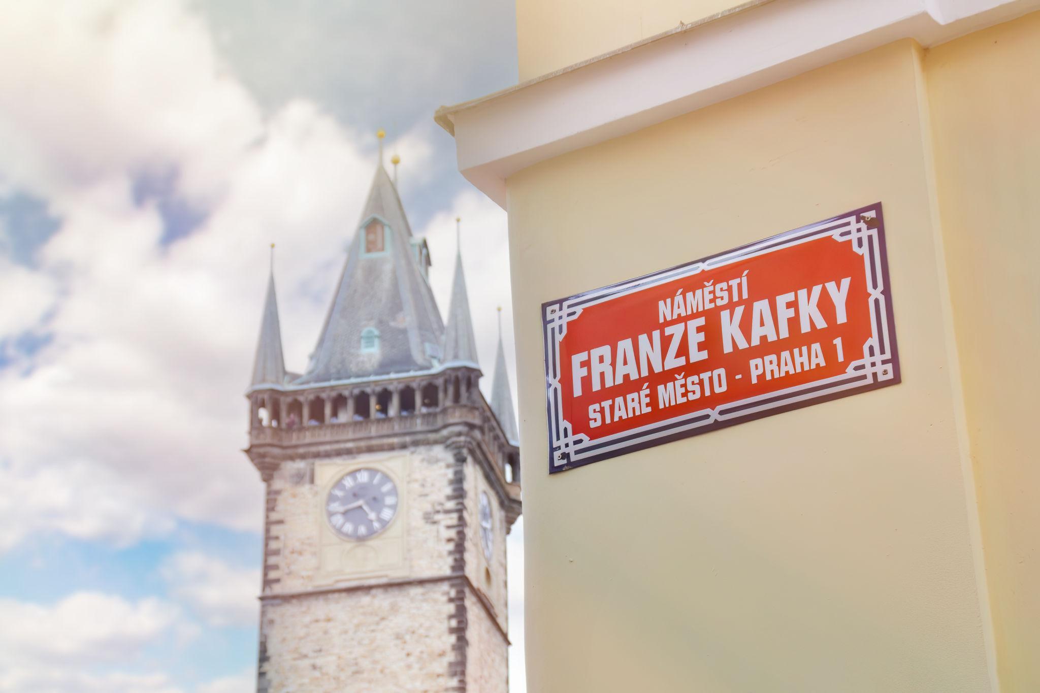 Rua com referência visual a Franz Kafka